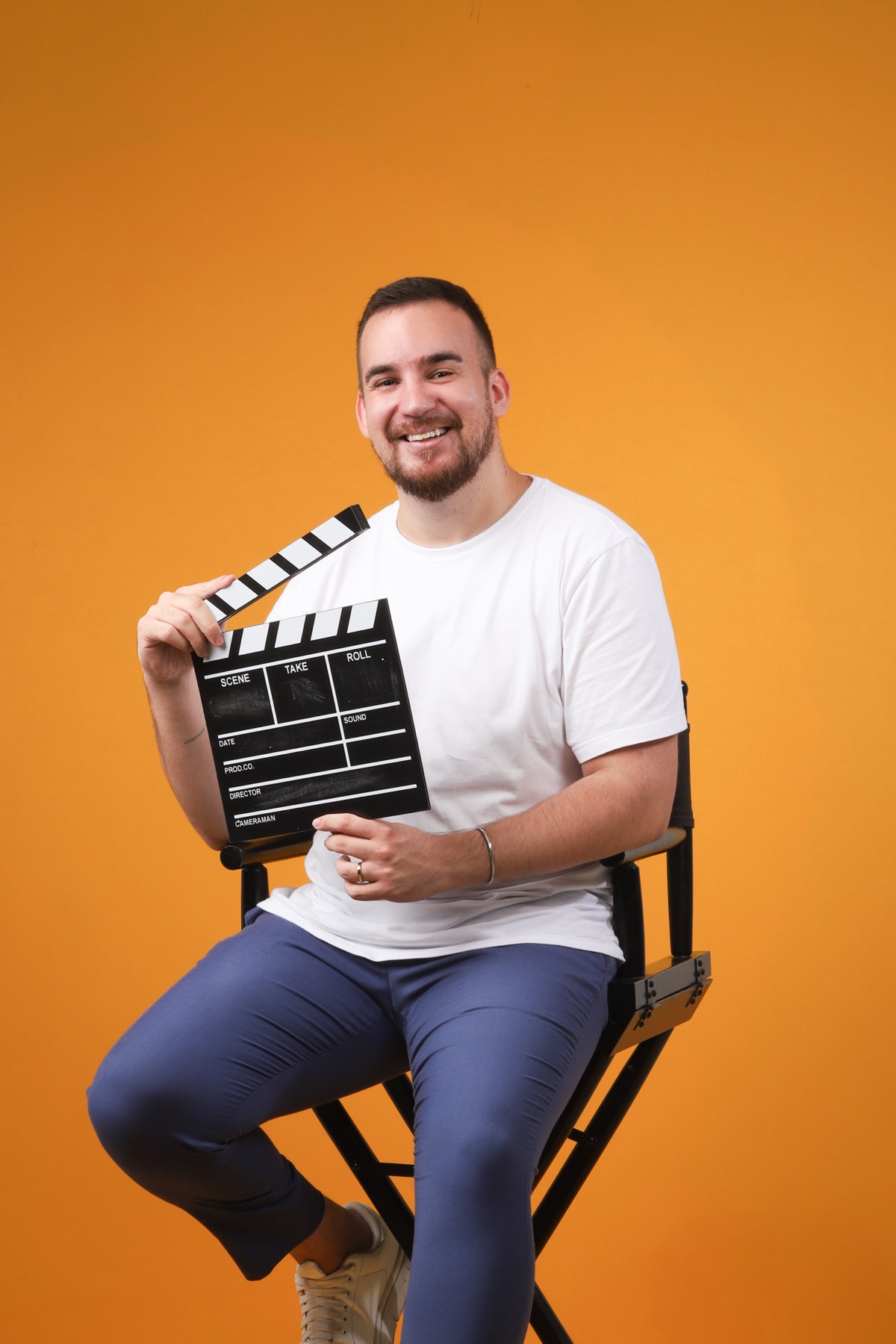 Paulo Augusto, responsável pela Gura Filmes, segurando uma claquete